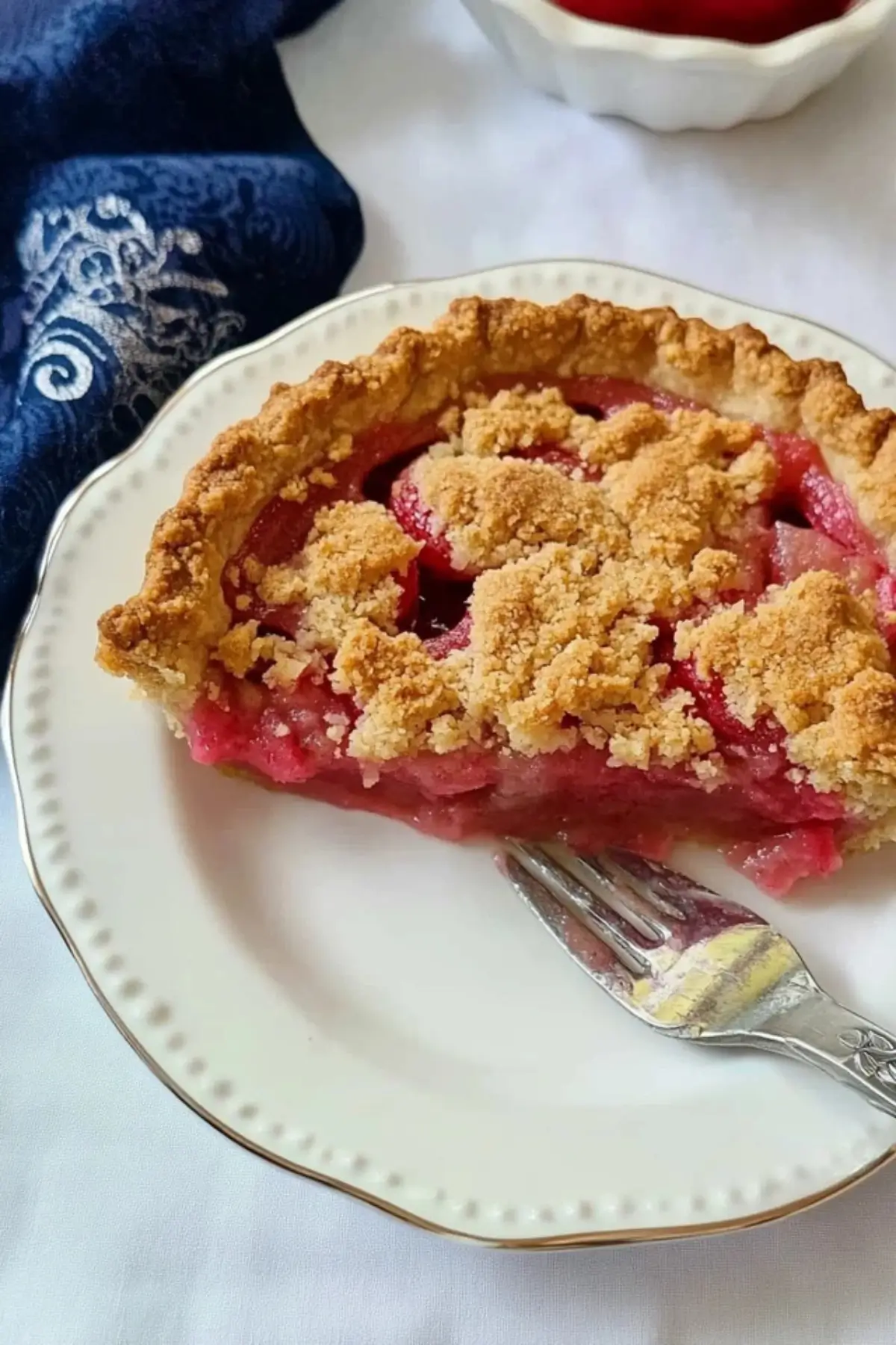 Strawberry Rhubarb Pie with Crumb Topping