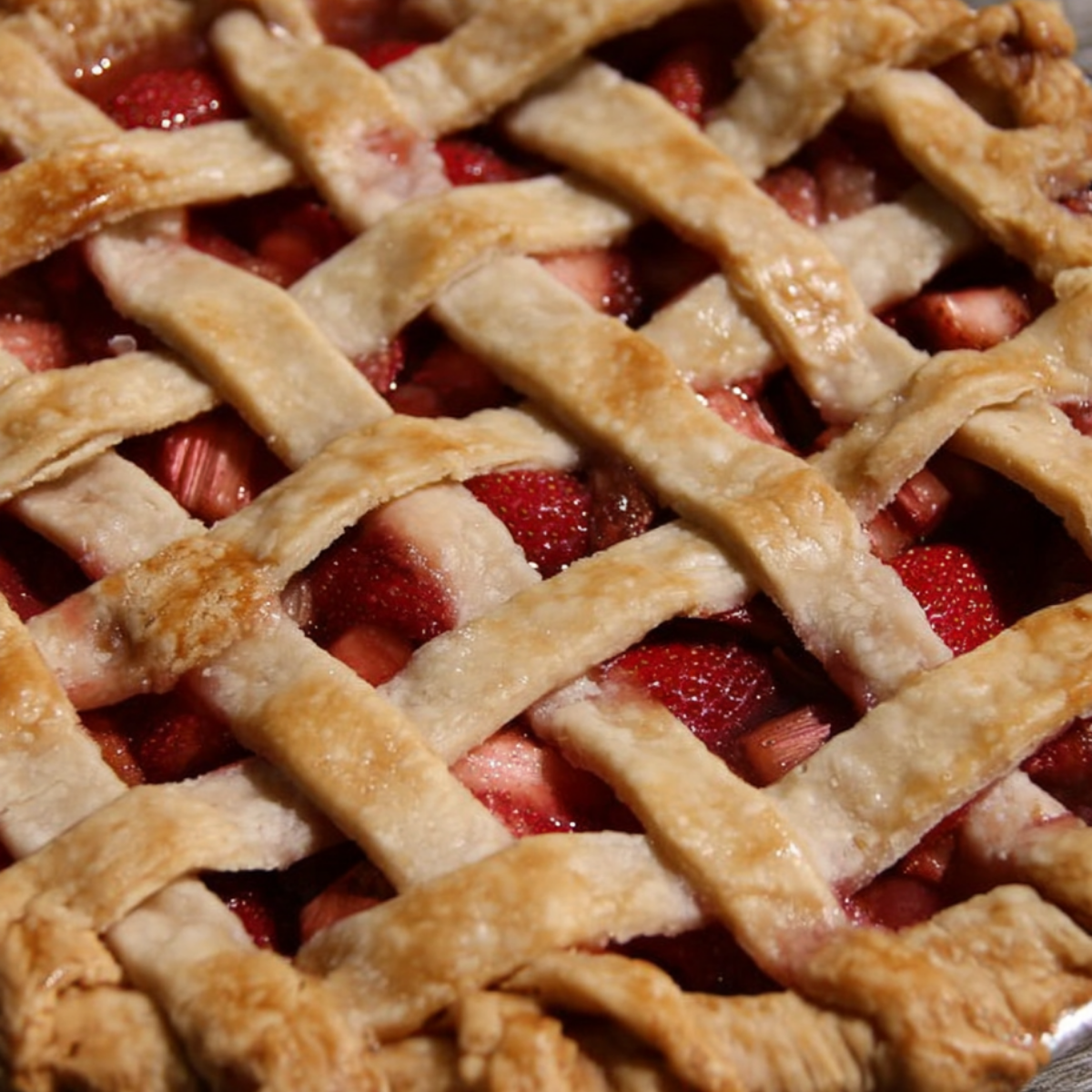 Spiced Strawberry Rhubarb Pie